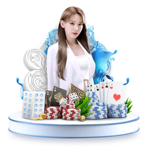 Hai chú gà trống đang đá nhau trên sàn đấu